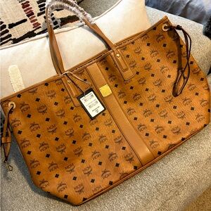 NEW MCM LARGE LIZ TOTE! Two signature looks, classic Visetos nappa leather!